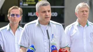 vpredu prednosta Kliniky srdcovej chirurgie VÚSCH Adrián Kolesár