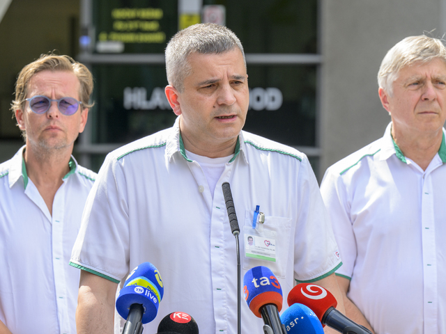 Košický ústav odmieta obvinenia po smrti pacientky. Tvrdí, že lekár neodišiel počas operácie na brífing ministra Migaľa