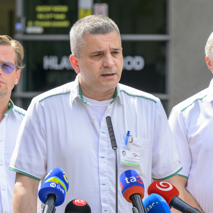 vpredu prednosta Kliniky srdcovej chirurgie VÚSCH Adrián Kolesár