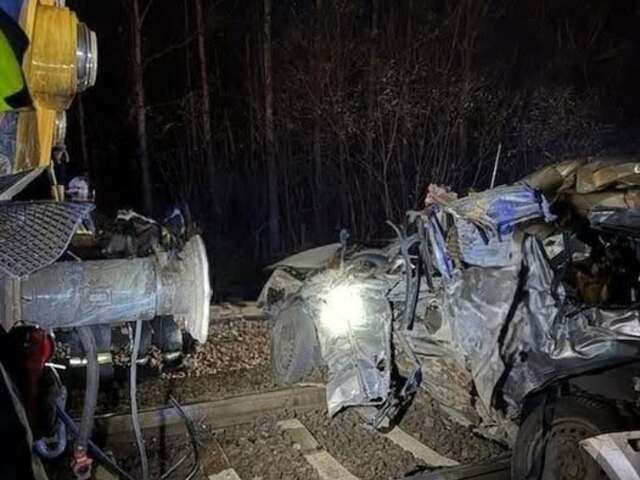 Tragická nehoda v Maďarsku: Auto obišlo spustené závory a zrazilo sa s vlakom. O život prišlo šesť mladých ľudí