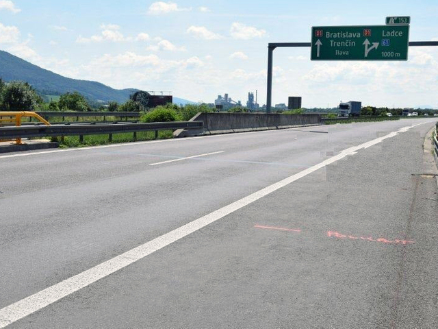 Náhle zatočil a vrazil do zvodidiel. Vodič prežil, no spolujazdkyňa nie, na D1 pri Piešťanoch je prejazdný jeden pruh