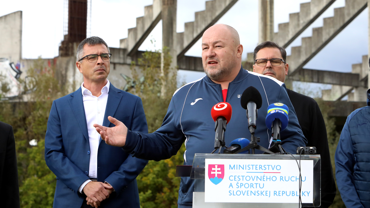 huliak vo zvolene atleticka hala