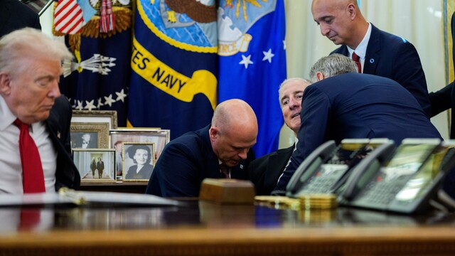 oválna pracovňa muž odpadol.jpg