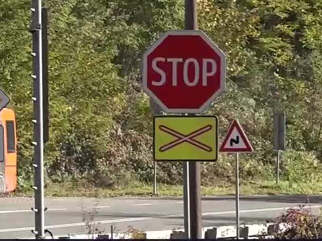 Centimetre od nehody. V košickom Čermeli autá riskujú zrážku s vlakom, priecestie nemá signalizáciu