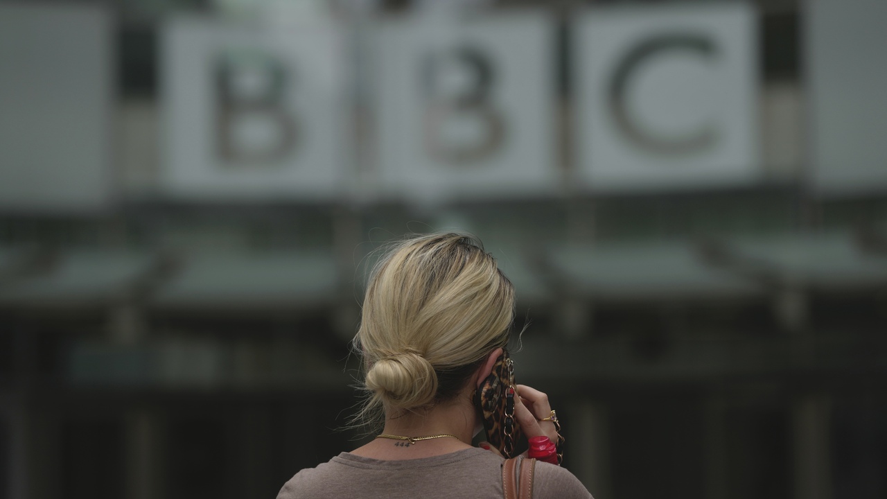 Kauza zostrihaného prejavu Trumpa doľahla na BBC. Odchádza šéfka spravodajstva aj riaditeľ stanice