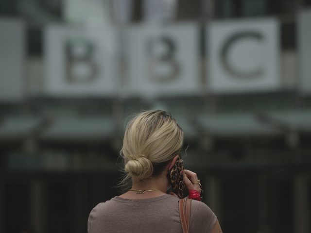 Kauza zostrihaného prejavu Trumpa doľahla na BBC. Odchádza šéfka spravodajstva aj riaditeľ stanice