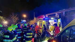 Zrážku vlakov pri Pezinku zrejme spôsobil prechod na červenú. V nemocnici je 11 ľudí, nikto nezomrel