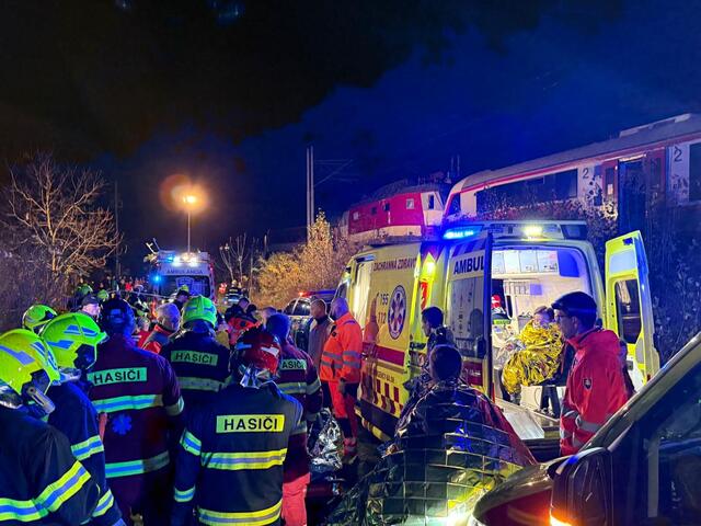 Zrážku vlakov pri Pezinku zrejme spôsobil prechod na červenú. V nemocnici je 11 ľudí, nikto nezomrel