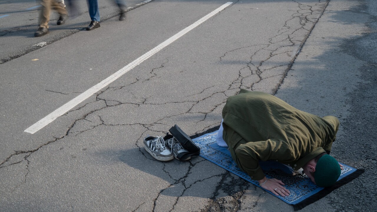 Modlitba vodiča autobusu pobúrila Rusko. Moslimskí migranti čelia raziám a diskriminácii, nepriateľstvo rastie