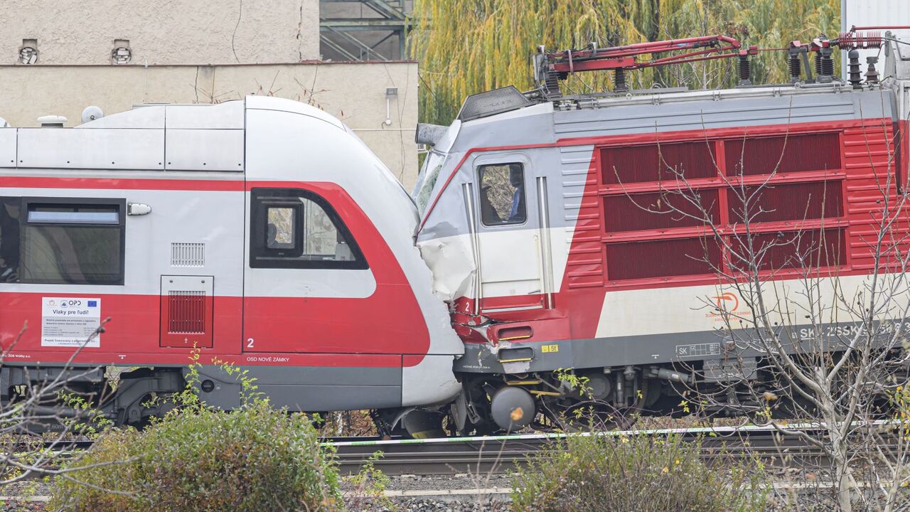 Vlaky po nehode pri Pezinku už odpratali, časť trate však zostáva uzavretá. Doprava stále mešká