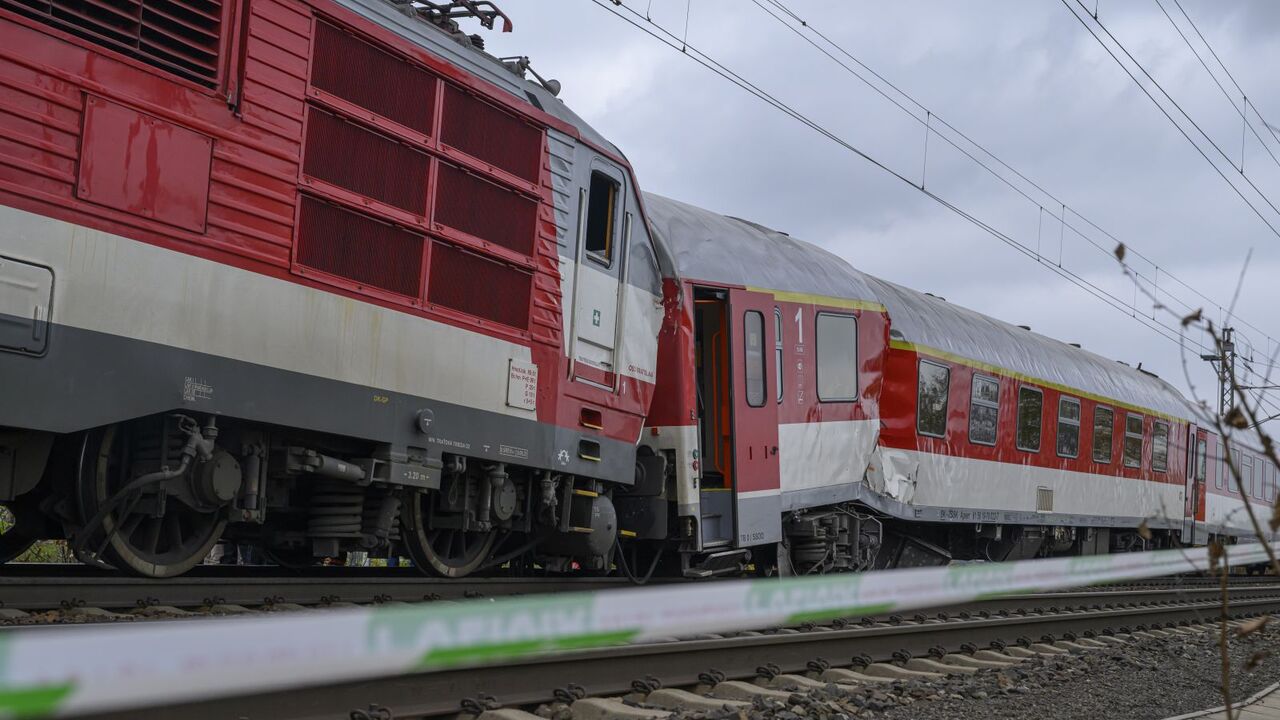 FOTO: Pokrčené vozne silou vtlačené do seba. Pozrite si zábery z miesta zrážky dvoch vlakov