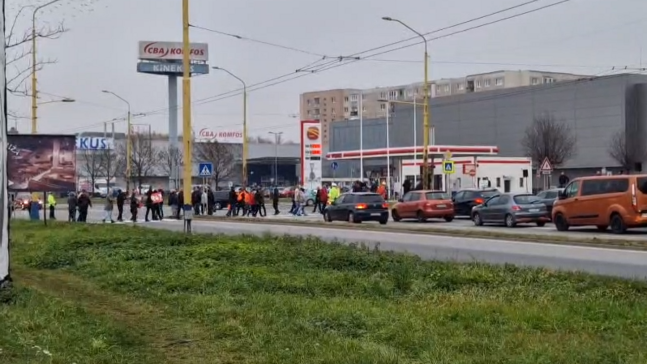 Prešovčania znovu blokovali dopravu. R4-ka má meškať, ľudia sa boja, že ju zhltne konsolidácia