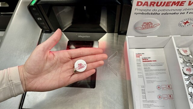 thumbnail_Zákazníci Kauflandu mohli do zbierky prispieť aj kúpou symbolického odznaku.jpg