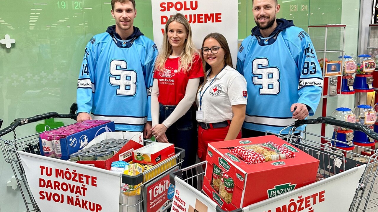 thumbnail_Dobrovoľníkom v predajniach reťazca pomáhali aj hráči hokejových klubov .jpg