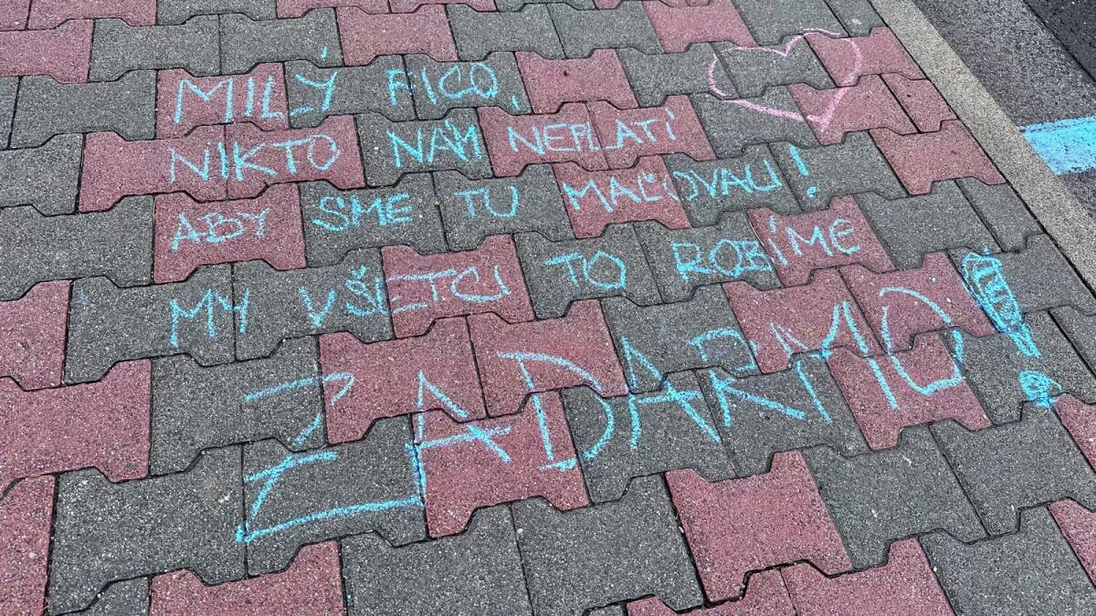 nápisy kriedou v Poprade okresný urad Fico 