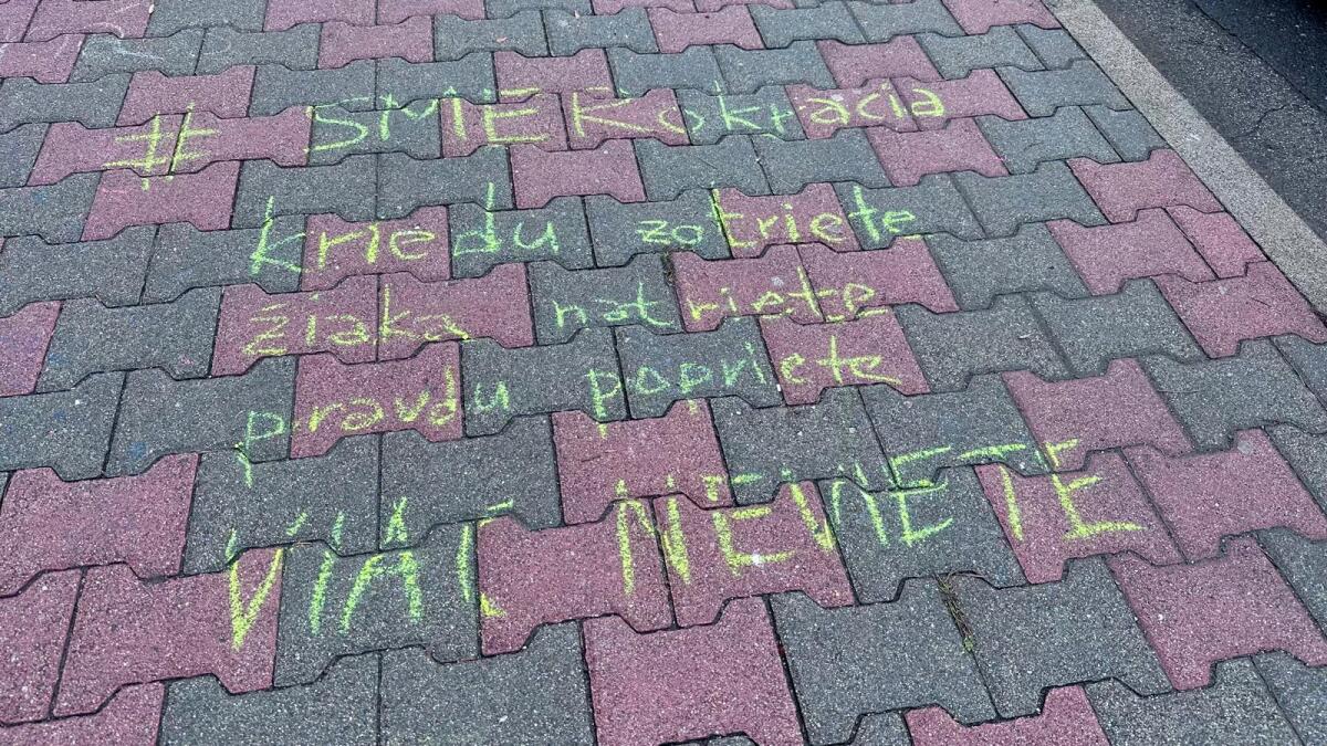 nápisy kriedou v Poprade okresný urad Fico 