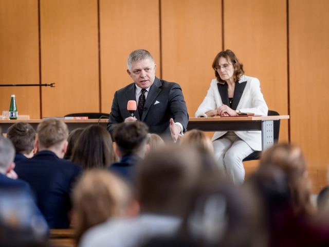 Fica po návrate do Popradu vítali kriedové odkazy. Študentka: Pýtal sa, či sme prišli na kar, bol agresívny. Šimečka: Zbláznil sa