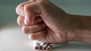 Prestať fajčiť je ťažšie ako prestať piť, upozorňuje odborník. A e-cigarety? Výrobcovia na obaloch klamú