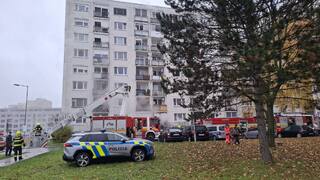 Požiar bytovky v Topoľčanoch vyšetruje polícia ako všeobecné ohrozenie. Cudzie zavinenie nie je vylúčené