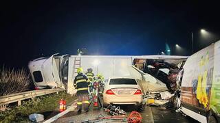 Na D1 sa prevrátil kamión a zablokoval cestu. Pri Ilave zomrel vodič dodávky, polícia začala vyšetrovanie