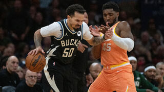 Cole Anthony z Milwaukee Bucks (50) odtlačuje Donovana Mitchella z Clevelandu (45) od lopty v druhom polčase zápasu NBA v Clevelande, v pondelok 17. novembra 2025.