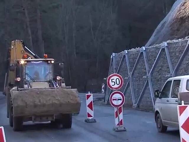 Obec Králiky zachránila rýchla reakcia cestárov. Zosuv mohol zničiť jedinú prístupovú cestu aj turistický ruch