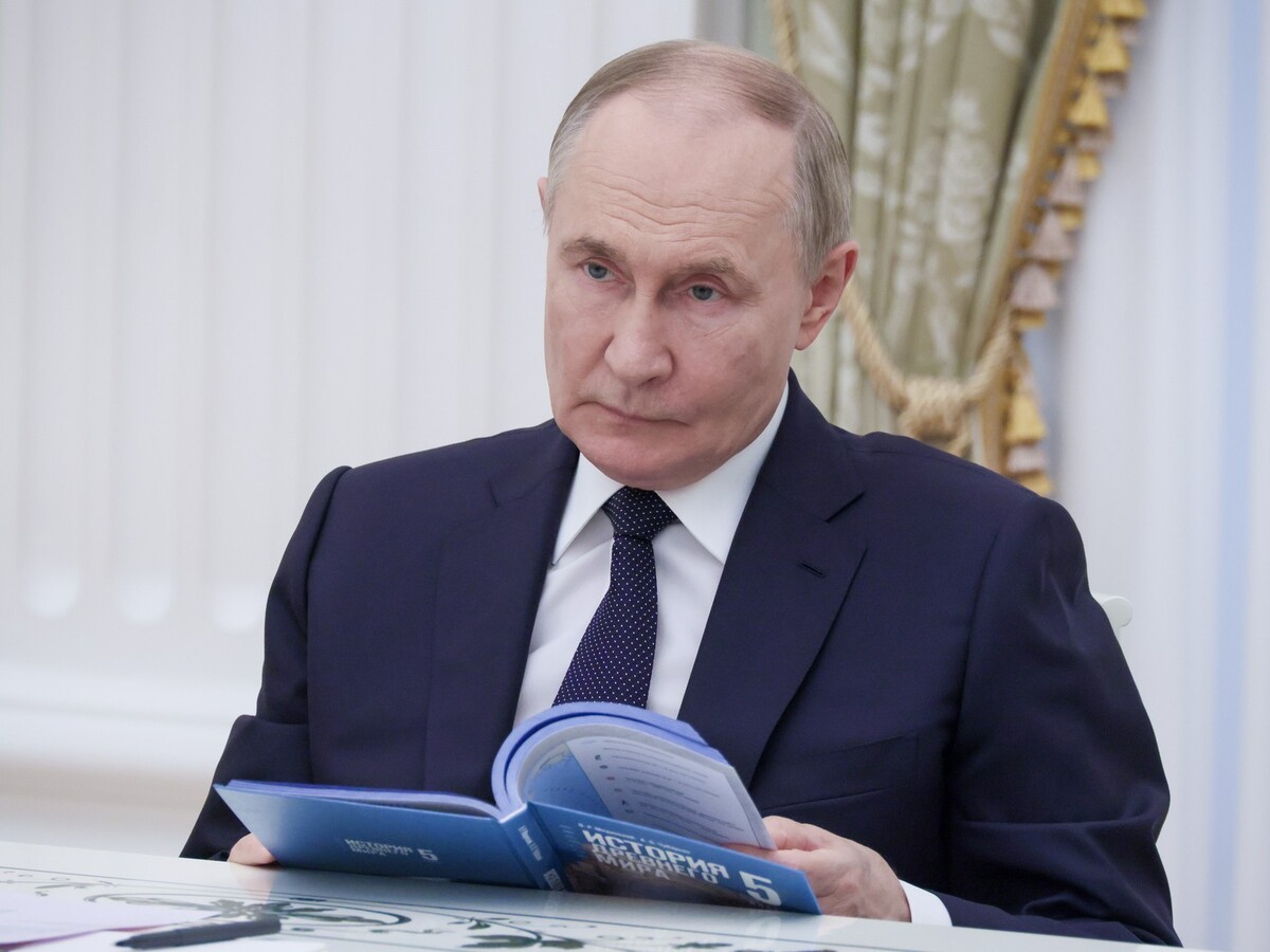 putin s knihou.jpg
