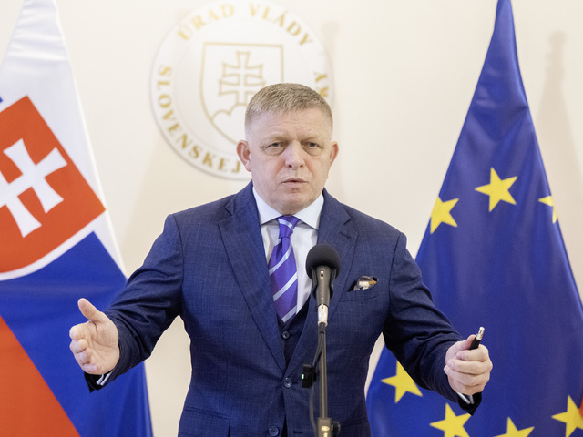 Fico odmieta meniť ústavu napriek konaniu eurokomisie. Americký mierový plán vláda podporuje, rozhodnúť má Ukrajina