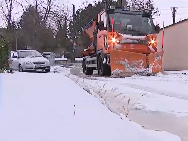 Bratislavu zasiahli prvé snehové vločky, cesty sú mokré. Na východe však vlaky opäť meškajú pre popadané stromy