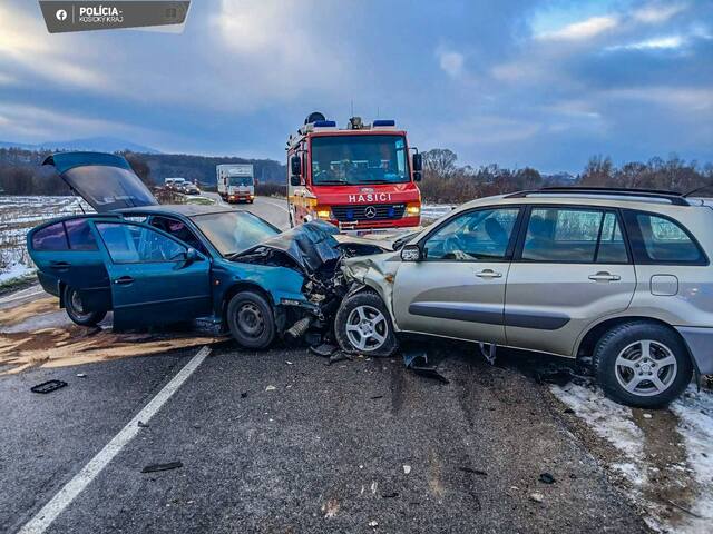 Ťažká nehoda pri Košiciach: sedem zranených po zrážke dvoch áut, polícia uzavrela cestu