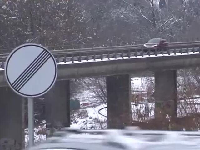 Bude to drahšie, neskôr, ani most ešte nestojí. Tri kilometre R1 pri Bystrici sú začarované, a to nie je všetko