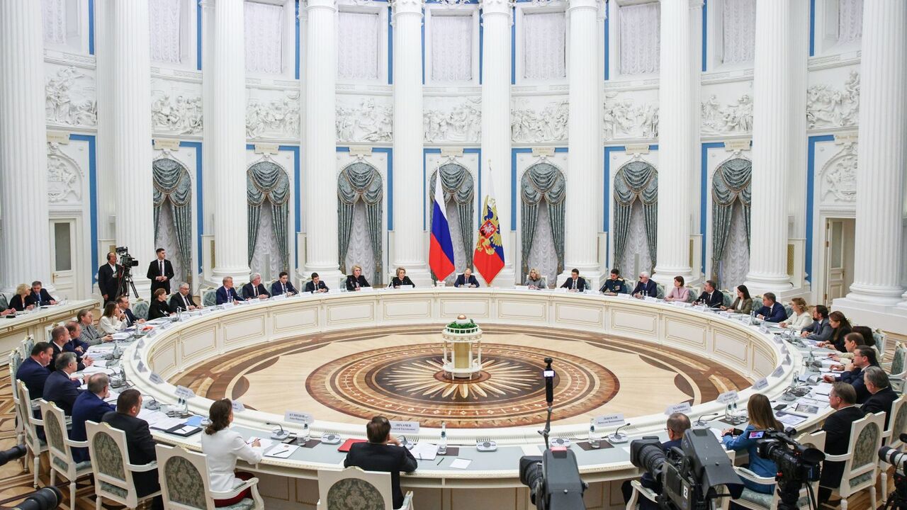 Ruský prezident Vladimir Putin (v strede) prejavuje sa počas zasadnutia Prezidentskej rady pre implementáciu štátnej demografickej a rodinnej politiky v Kremli v Moskve, Rusko, Kremeľ Moskva