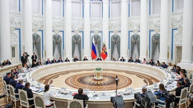 Ruský prezident Vladimir Putin (v strede) prejavuje sa počas zasadnutia Prezidentskej rady pre implementáciu štátnej demografickej a rodinnej politiky v Kremli v Moskve, Rusko, Kremeľ Moskva