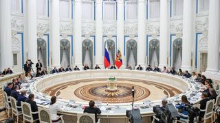 Ruský prezident Vladimir Putin (v strede) prejavuje sa počas zasadnutia Prezidentskej rady pre implementáciu štátnej demografickej a rodinnej politiky v Kremli v Moskve, Rusko, Kremeľ Moskva