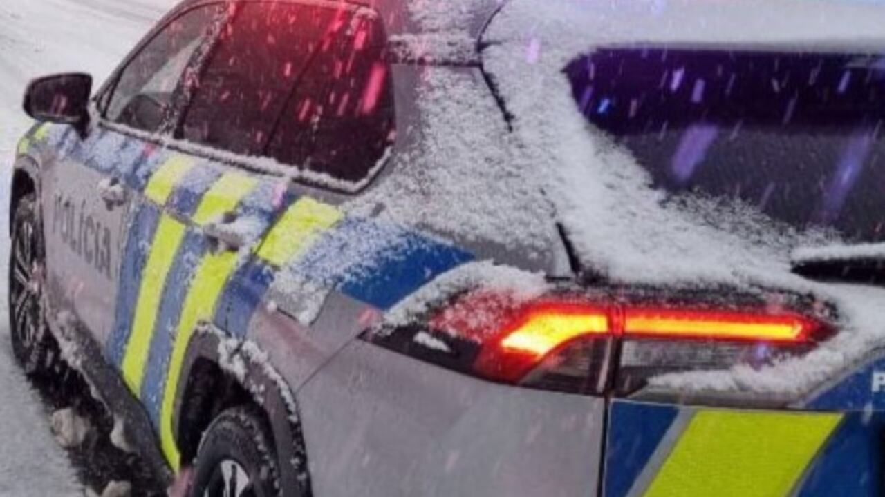 policajne auto pod snehom