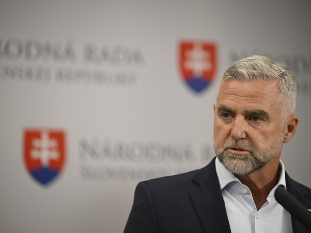 Gašpar odmieta, že by chcel Fica vo vedení Smeru nahradiť. Je podľa neho nenahraditeľný