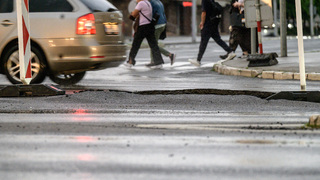 Prší až príliš, sneh sa rýchlo topí. Hrozia povodne, na Dobšinský kopec autá nepustia