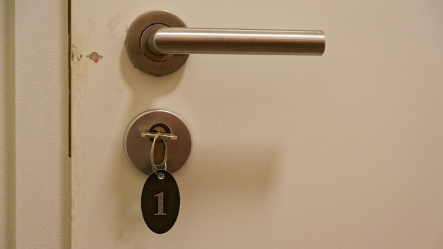 hotelove dvere na hotelovej izbe