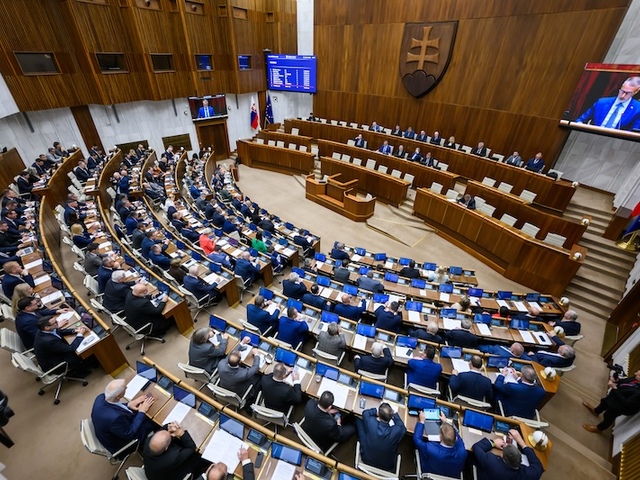 Parlament rokoval o rušení Úradu na ochranu oznamovateľov. V pondelok bude mimoriadka k odvolávaniu Ráža