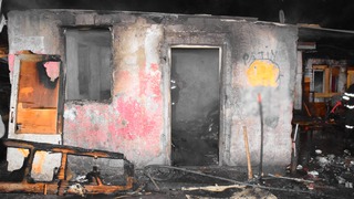 Tragédia pri Leviciach: Pri požiari domu zahynuli tri deti a jedna žena. Hasiči zasahovali niekoľko hodín