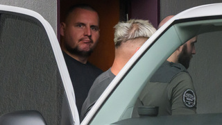 Pojednávanie s Danielom Bombicom. Na súde v Pezinku púšťali videá o „bielej rase“ a útokoch na novinárov