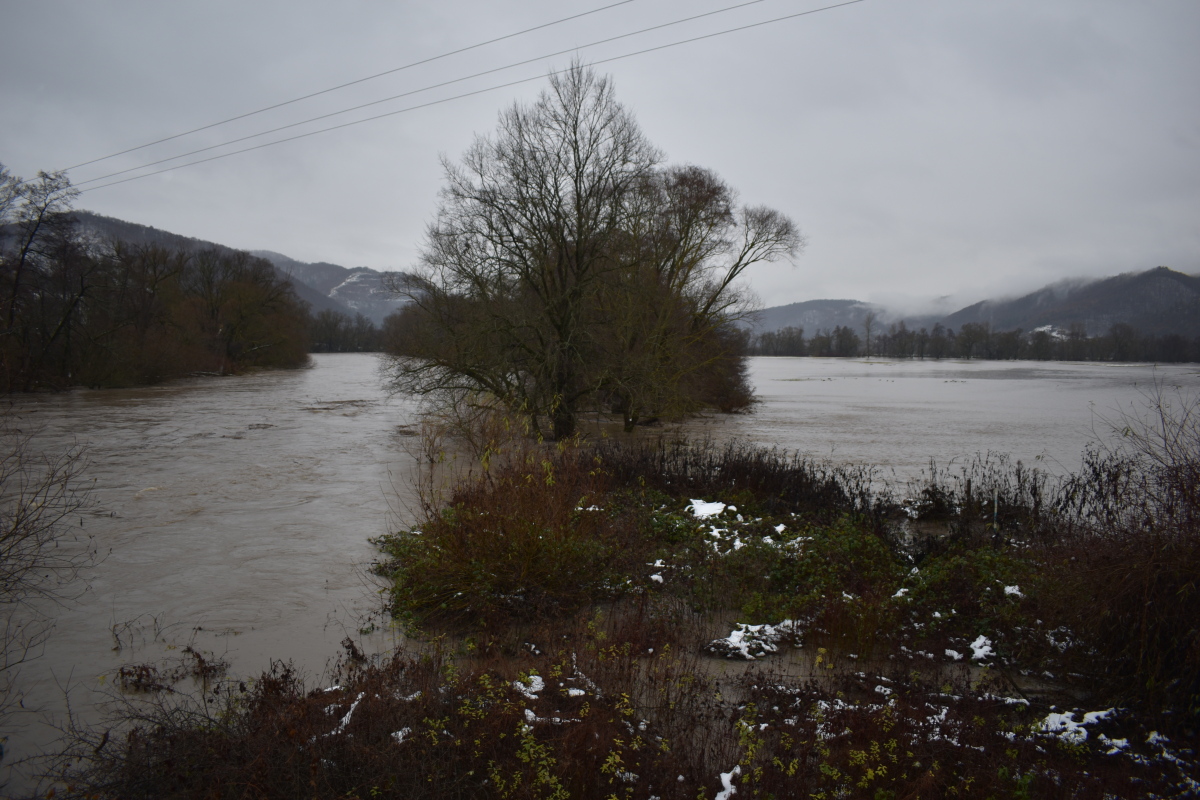 Vyliaty Hron v obci Hliník nad Hronom