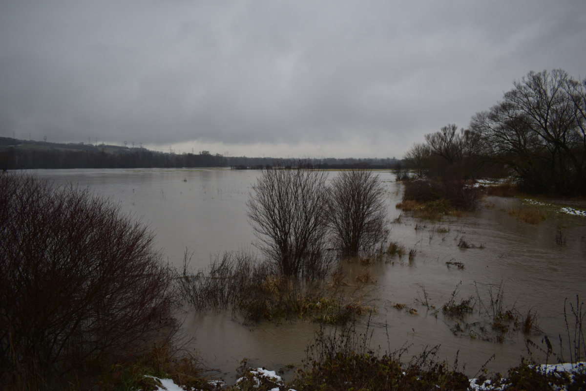 Vyliaty Hron v obci Hliník nad Hronom