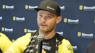 motocyklový pretekár Štefan Svitko počas brífingu pred štartom ďalšieho ročníka pretekov Rely Dakar v Bratislave v stredu 26. novembra 2025.