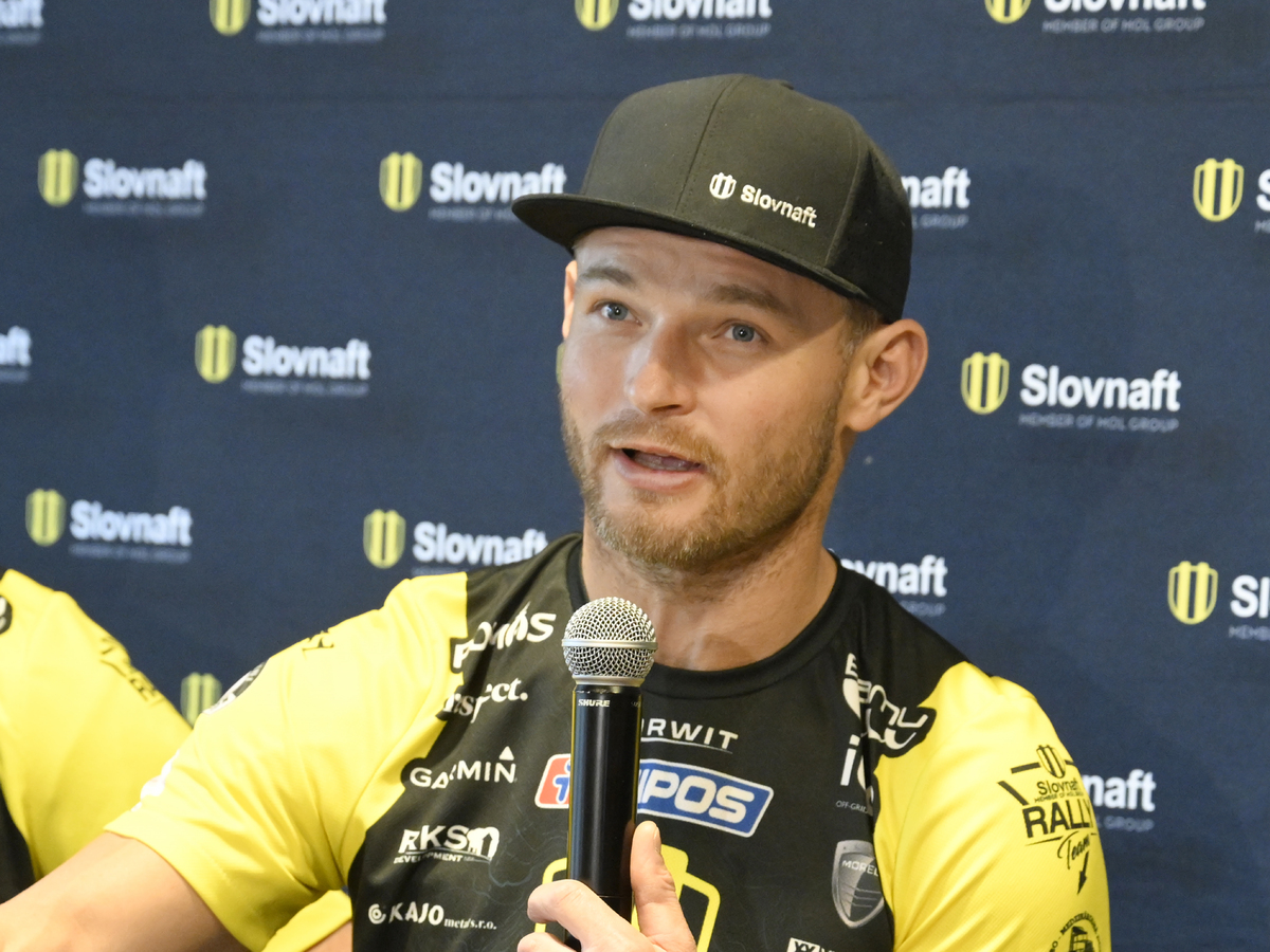 motocyklový pretekár Štefan Svitko počas brífingu pred štartom ďalšieho ročníka pretekov Rely Dakar v Bratislave v stredu 26. novembra 2025.