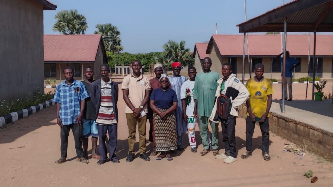 Na tejto fotografii, ktorú zverejnila Kresťanská asociácia Nigérie, ľudia pózujú na fotografii v katolíckej základnej a strednej škole St. Mary's po tom, ako ozbrojenci uniesli deti a zamestnancov v komunite Papiri v Nigérii v piatok 21. novembra 2025.