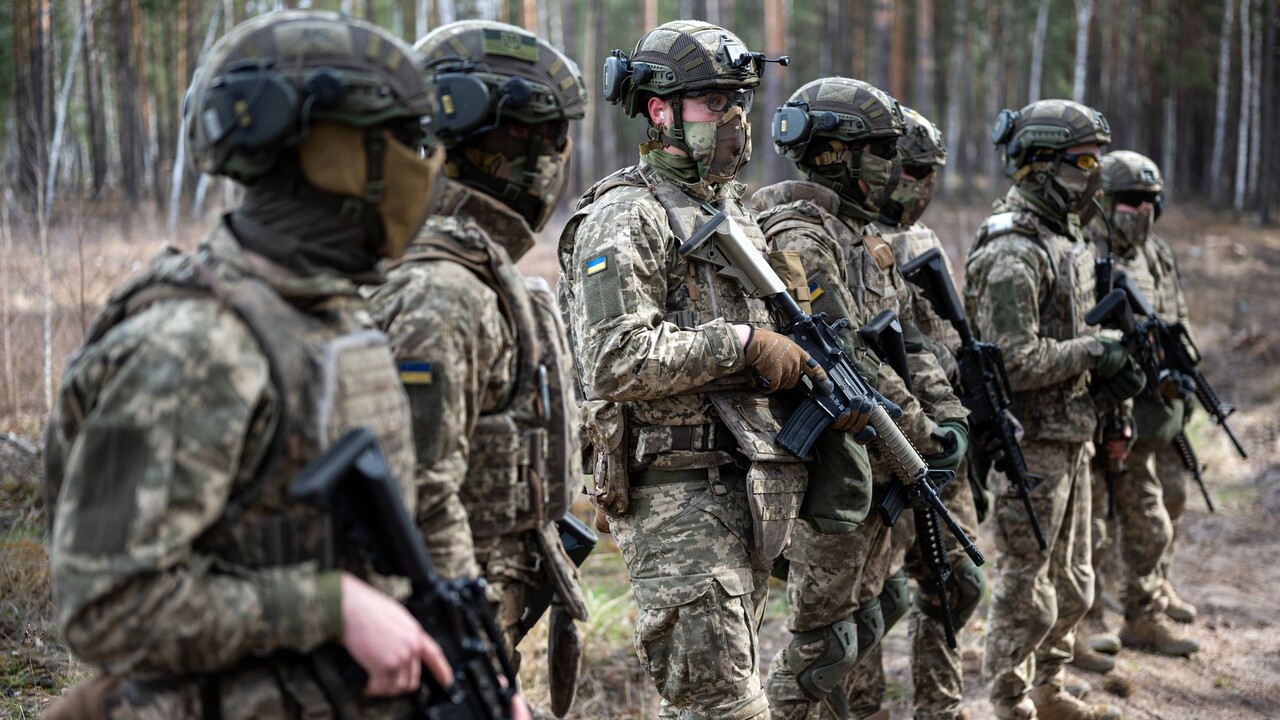 Ukrajinskí vojaci sa zoradia počas výcviku vojenských dobrovoľníkov, ktorí narukovali do vojenskej služby v rámci projektu „Zmluva 18-24“, 