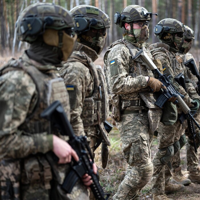 Ukrajinskí vojaci sa zoradia počas výcviku vojenských dobrovoľníkov, ktorí narukovali do vojenskej služby v rámci projektu „Zmluva 18-24“, 