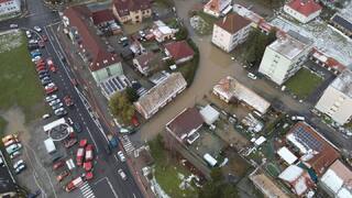 Sliač po povodni zamrzol. Zo zaplaveného mesta sa cez noc stalo klzisko, neutíchli ani obavy zo záplavy