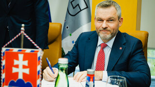 Koalícia nemá istotu, že Pellegrini podpíše zánik protikorupčného úradu. Euractiv: Ohrozí to miliardy z plánu obnovy